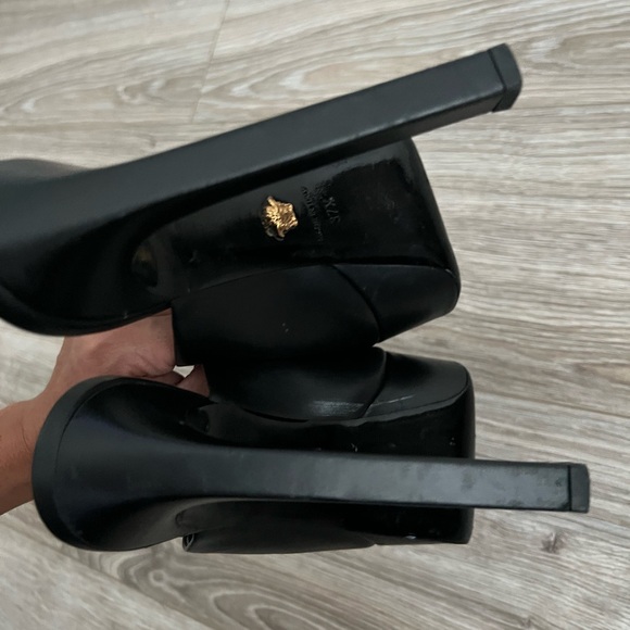 Versace - Picture 4 of 5